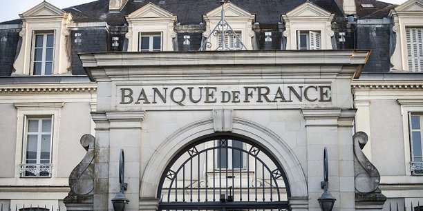 Pour l'ensemble de l'année 2022, la Banque de France confirme sa prévision d'une croissance de 2,6%, avant une nette baisse de régime en 2023, à +0,3% d'après son scénario principal.