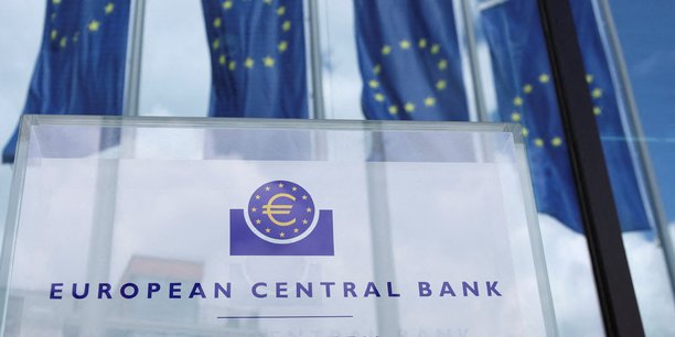 Des drapeaux europeens devant le batiment de la banque centrale europeenne a francfort[reuters.com]