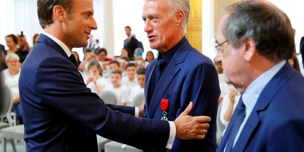 Le 4 juin 2019, Didier Deschamps reçoit la médaille de la Légion d'honneur  des mains  Emmanuel Macron lors d'une cérémonie à l'Élysée, sous les yeux de Noël Le Graët.