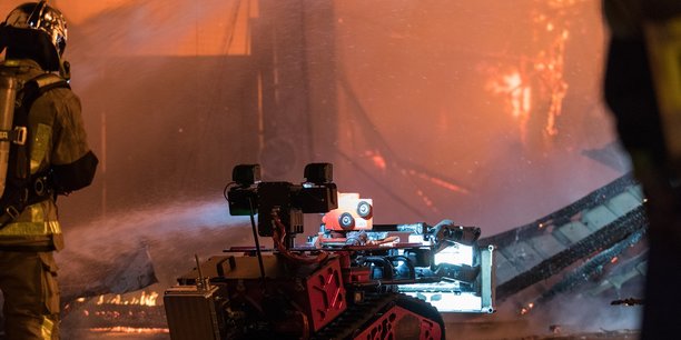 Intervention d'un robot Shark Robotics lors d'un incendie d'entrepôt. Le robot Colossus s'est fait connaître lors de l'incendie de la cathédrale Notre Dame de Paris de 2019.
