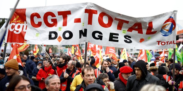 Ce jeudi 19 novembre 2023, des manifestants sous la bannière CGT de la raffinerie TotalEnergies de Donge lors de la manifestation qui s'est déroulée à Saint-Nazaire dans le cadre d'une journée de grève nationale contre le plan de réforme des retraites du gouvernement français.