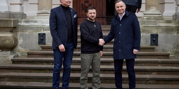 Volodymyr zelenskiy (milieu) accueille le president polonais andrzej duda (droite) et le president lituanien gitanas nauseda, a lviv, en ukraine[reuters.com]