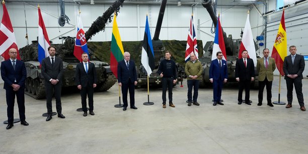 Le secretaire britannique a la defense ben wallace, et d'autres representants de l'otan posent pour une photo a la base militaire de tapa, en estonie[reuters.com]