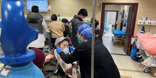 Photo d'archives de patients recevant un traitement au service des urgences d'un hopital a shanghai[reuters.com]