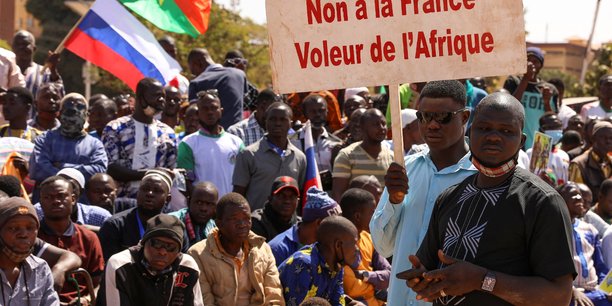 Une personne a ouagadougou tient une pancarte alors que les gens protestent contre la presence de la france au burkina faso[reuters.com]
