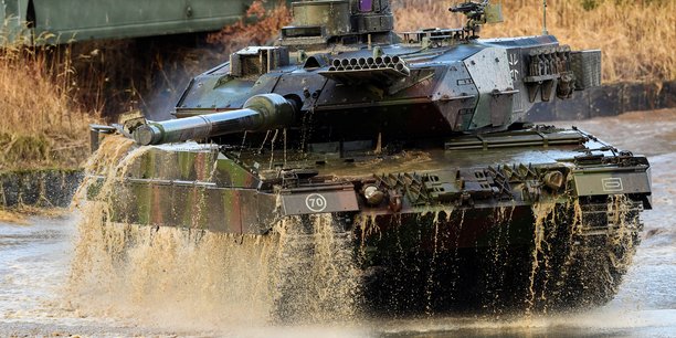 Un char leopard est vu sur la base militaire de munster en allemagne[reuters.com]
