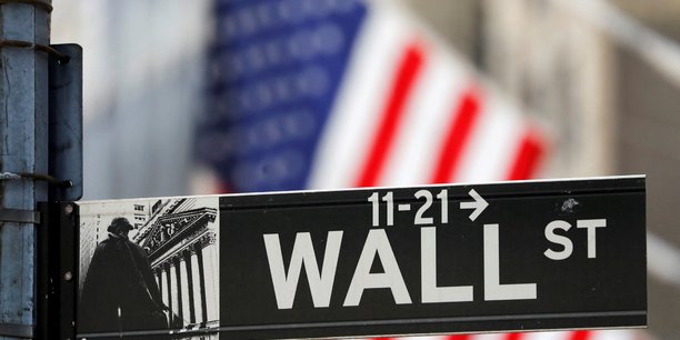 Un panneau indiquant wall street est visible a l'exterieur de la bourse de new york (nyse)[reuters.com]