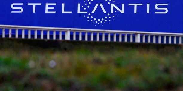 Le logo de stellantis sur un batiment de l'entreprise a velizy-villacoublay pres de paris[reuters.com]