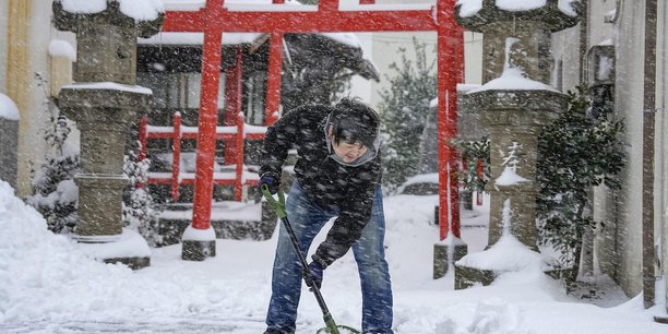Un homme deblaie la neige devant un sanctuaire  a tottori[reuters.com]