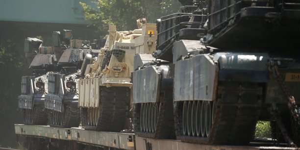 Des chars de combat abrams et d'autres vehicules blindes sont vus dans une gare de triage a washington[reuters.com]
