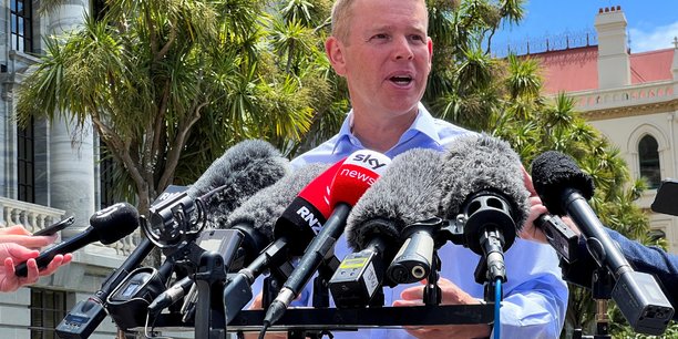 Chris hipkins s'adresse aux medias devant le parlement de nouvelle-zelande a wellington[reuters.com]