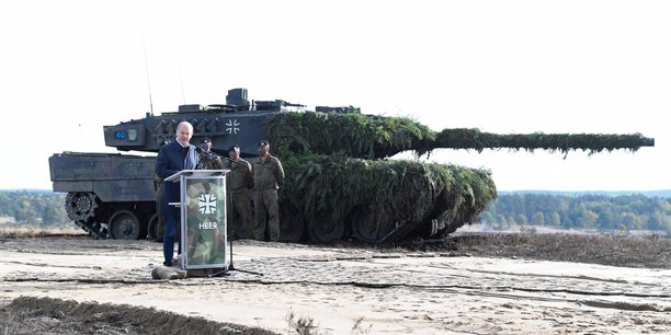 Le chancelier allemand olaf scholz prononce un discours devant un char leopard 2[reuters.com]