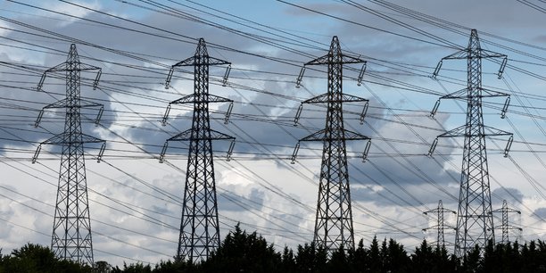 Pylones de transmission d'electricite en france[reuters.com]