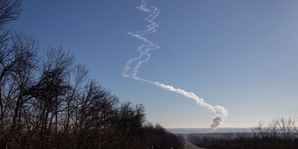 Des traces de missiles dans le ciel, dans la region du donbass, en ukraine[reuters.com]