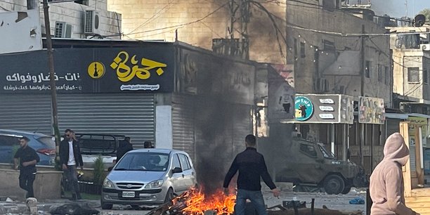 Des hommes palestiniens se rassemblent lors d'affrontements avec les troupes israeliennes dans la ville de djenine en cisjordanie occupee par israel[reuters.com]