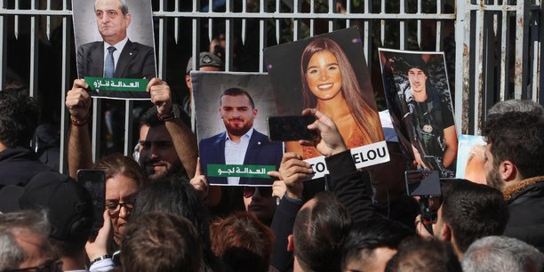 Des gens se rassemblent a beyrouth au liban pour s'opposer a la revocation du juge tarek bitar dans l'enquete sur l'explosion meurtriere dans le port de la capitale en 2020[reuters.com]