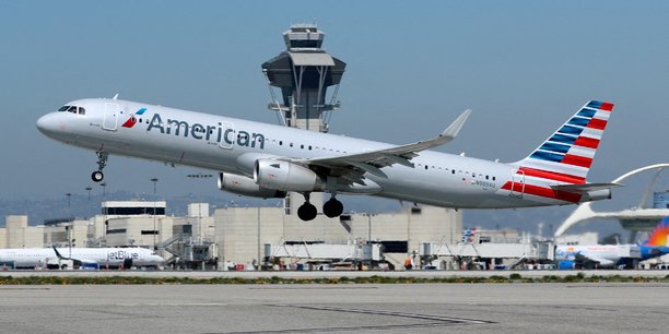 Un avion d'american airlines decolle de l'aeroport international de los angeles (lax)[reuters.com]