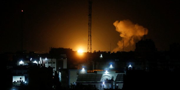 La fumee et les flammes montent lors des frappes aeriennes israeliennes a gaza[reuters.com]