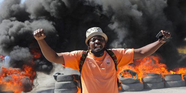 Un homme devant une barricade en feu lors d'une manifestation contre les recents meurtres de policiers par des gangs armes, a port-au-prince, haiti[reuters.com]