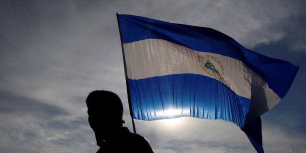 Une personne brandit un drapeau national nicaraguayen lors d'une manifestation a managua[reuters.com]