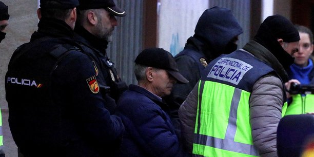 Des policiers arretent un homme soupconne d'avoir envoye des lettres piegees aux ambassades d'ukraine et des etats-unis en espagne, a miranda d'ebro, en espagne[reuters.com]