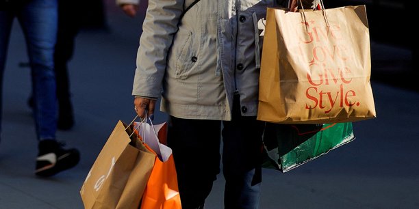 Une femme porte des sacs de courses a new york[reuters.com]