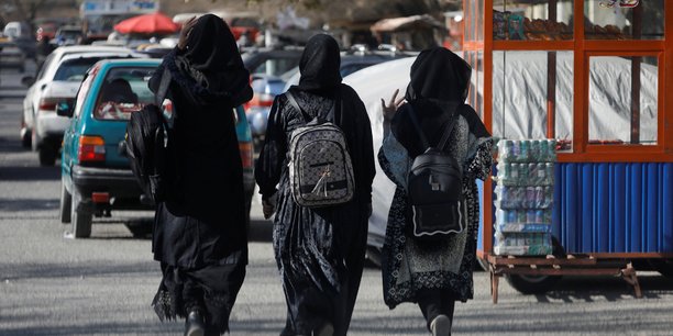 Des etudiantes afghanes marchent pres de l'universite de kaboul[reuters.com]