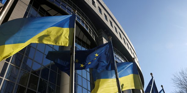 Les drapeaux de l'union europeenne et de l'ukraine flottent devant le batiment du parlement europeen, a bruxelles[reuters.com]