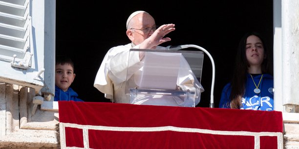 Le pape francois dirige la priere de l'angelus au vatican[reuters.com]