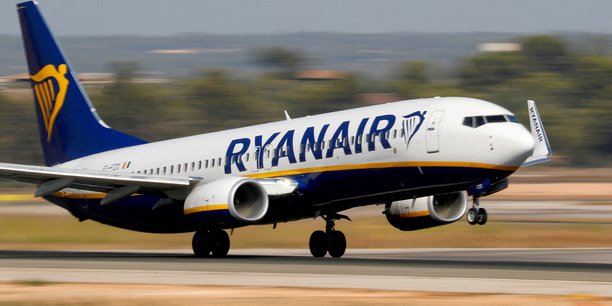 Un avion boeing 737 de ryanair decolle de l'aeroport de palma de majorque[reuters.com]