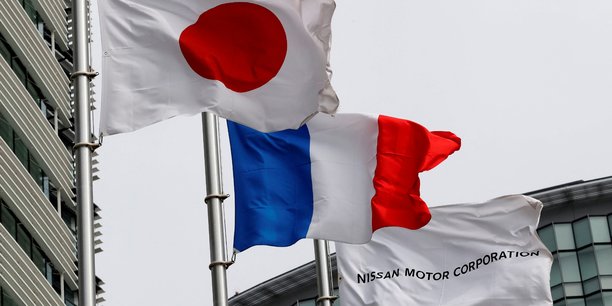 Les drapeaux du japon, de la france et de nissan sont visibles au siege mondial de nissan motor co. a yokohama[reuters.com]