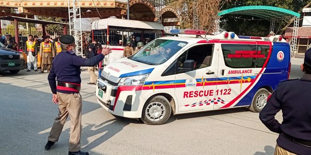 Un officier de police guide une ambulance apres un attentat suicide dans une mosquee, dans la zone de la ligne de police a peshawar[reuters.com]