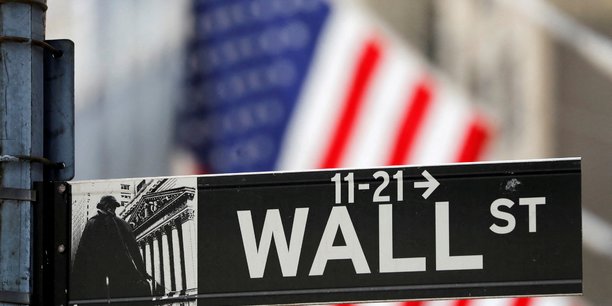 Un panneau indiquant wall street est visible a l'exterieur de la bourse de new york (nyse), a new york[reuters.com]