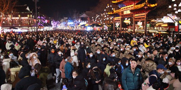 Une foule de touristes se presse au Festival de la Lanterne à Nankin (Nanjing) dans la province orientale du Jiangsu, le 24 janvier 2023.