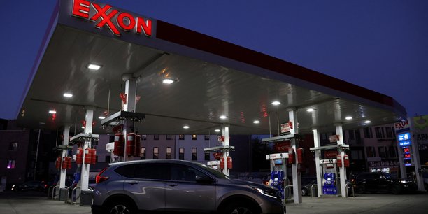 Une station-service exxon, a new york[reuters.com]