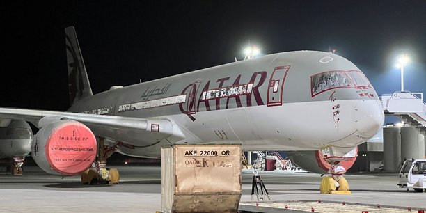 Une vue montre l'airbus a350 de qatar airways gare a l'exterieur du hangar de maintenance de qatar airways a doha[reuters.com]