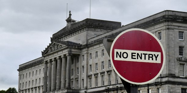 Un panneau d'interdiction d'entree pres des batiments du parlement de stormont a belfast[reuters.com]