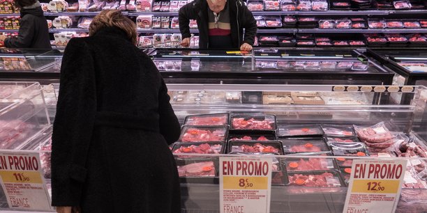 Réseau Action Climat demande notamment aux enseignes de cesser de promouvoir les produits d'origine animale ou à base de viande, comme les nuggets, burgers ou pizzas. Photo d'illustration : dans une France touchée par l'inflation, des consommateurs dans le rayon boucherie d'un supermarché de Toulouse, le 2 décembre 2022.