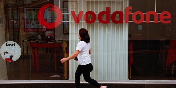 Swisscom, l'opérateur historique de télécoms en Suisse, va racheter la filiale italienne du géant britannique Vodafone pour 8 milliards d'euros.