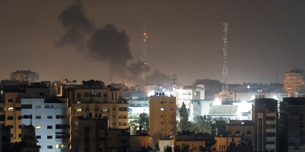 De la fumee s'eleve pendant les frappes aeriennes israeliennes dans la ville de gaza[reuters.com]