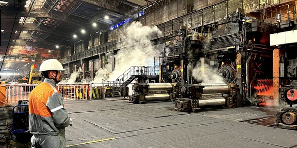 Un opérateur d'ArcelorMittal au sein du « train continu à chaud ». De lourdes brames d’acier y sont chauffées à 1.200 degrés, dégrossies puis laminées pour finir en bobines.