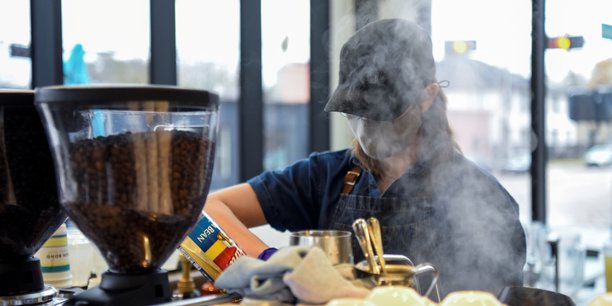 Un barista prepare un cafe pour un client a houston[reuters.com]