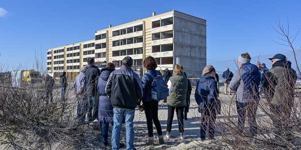 Des dizaines d'habitants de Soulac-sur-Mer sont venus assister au début de la destruction du Signal ce vendredi 3 février.