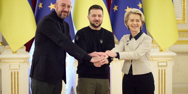 Le president ukrainien zelenskiy, le president de la commission europeenne von der leyen et le president du conseil europeen michel posent pour une photo lors d'un sommet de l'union europeenne (ue) a kyiv[reuters.com]