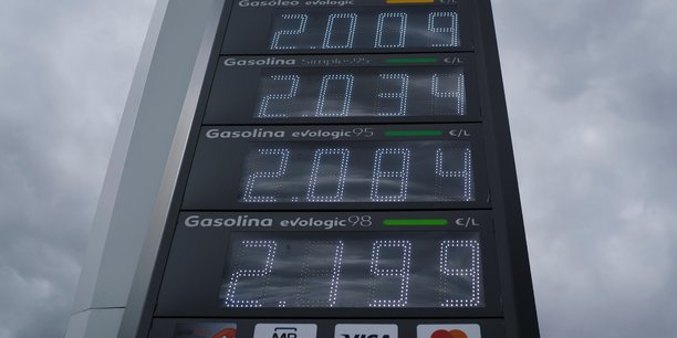 Les prix de l'essence et du diesel sont affiches dans une station-service de lisbonne[reuters.com]