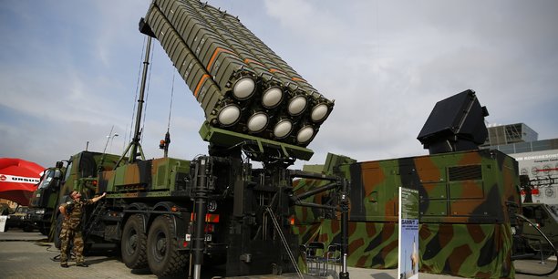 Des soldats presentent un systeme anti-missile samp/t de thales lors d'une foire militaire internationale a kielce[reuters.com]