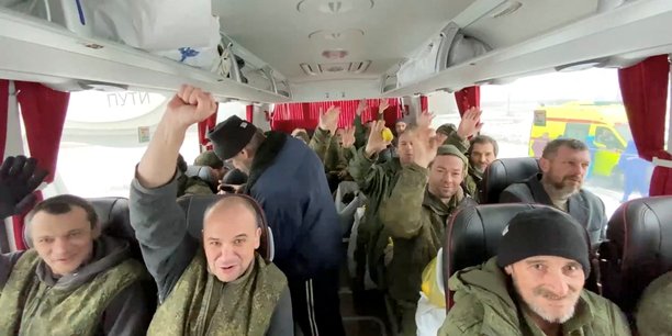 Capture d'ecran publiee par le ministere russe de la defense, montre ce qu'il dit etre des soldats russes dans un bus a la suite d'un echange de prisonniers avec l'ukraine[reuters.com]
