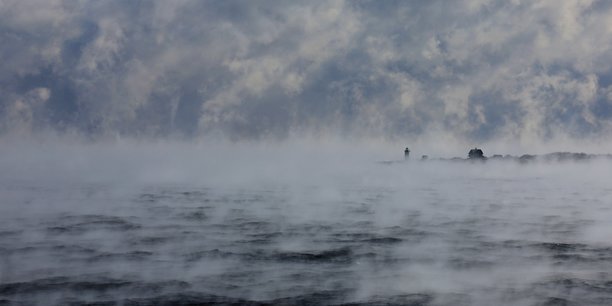 Fumee de mer autour du phare de straitsmouth island[reuters.com]