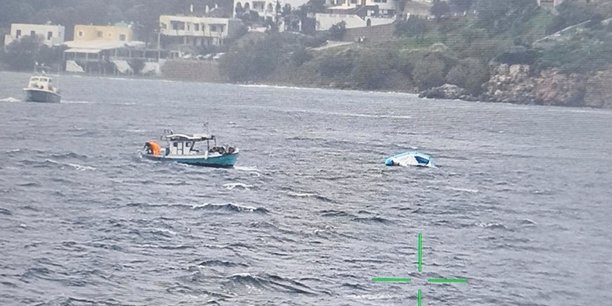 Un bateau de peche s'approche d'un bateau pneumatique a moitie coule qui transportait des migrants au large de l'ile de leros[reuters.com]