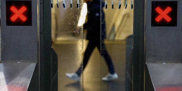 Un homme marche a l'interieur de la station de metro arts et metiers a paris[reuters.com]